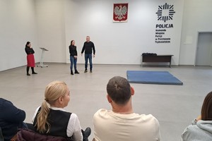 Policjanci podczas spotkania z pracownikami MOPR.