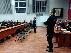 Policjanci podczas spotkania z wolontariuszami WOŚP.