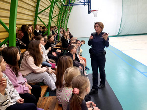 Policjantka podczas spotkania z dziećmi i młodzieżą.