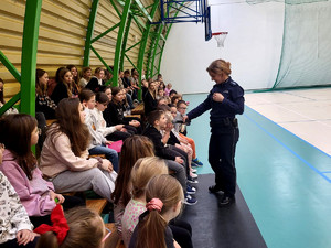 Policjantka podczas spotkania z dziećmi i młodzieżą.
