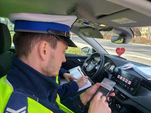 Policjanci podczas działań Prędkość, w ramach Święta Zakochanych.