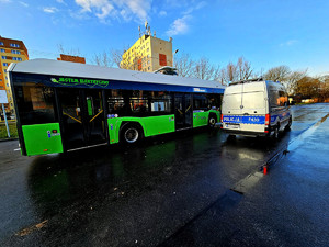 policjanci podczas kontroli.