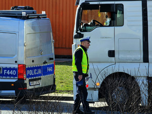 policjanci podczas kontroli.