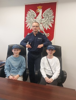 Zuzia i Wojtek podczas wizyty w Komendzie Miejskiej Policji.