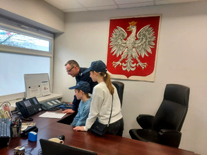 Zuzia i Wojtek podczas wizyty w Komendzie Miejskiej Policji.
