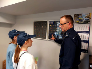 Zuzia i Wojtek podczas wizyty w Komendzie Miejskiej Policji.