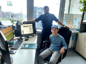 Zuzia i Wojtek podczas wizyty w Komendzie Miejskiej Policji.