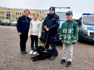 Zuzia i Wojtek podczas wizyty w Komendzie Miejskiej Policji.
