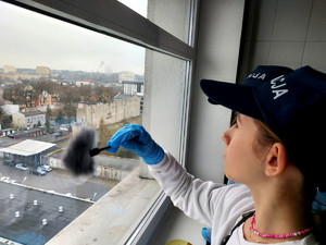 Zuzia i Wojtek podczas wizyty w Komendzie Miejskiej Policji.