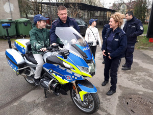 Zuzia i Wojtek podczas wizyty w Komendzie Miejskiej Policji.
