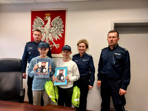 Zuzia i Wojtek podczas wizyty w Komendzie Miejskiej Policji.