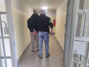 Policjant z zatrzymanym.