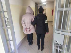 Policjantka z zatrzymanym.