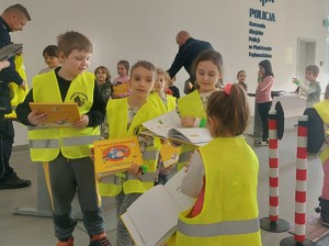 Kierownictwo KMP wraz ze Starostą Powiatu Piotrkowskiego i podopiecznymi przedszkola, podczas przekazanie miasteczka ruchu drogowego.
