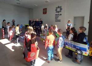 Policjanci podczas wizyty przedszkolaków.