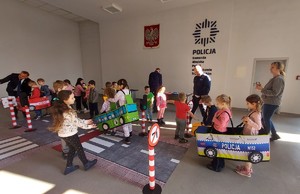 Policjanci podczas wizyty przedszkolaków.