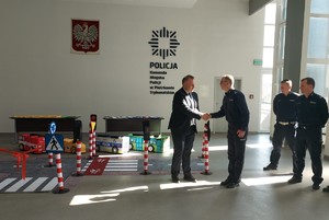 Komendant Miejski Policji i Starosta Powiatu Piotrkowskiego z kadrą kierowniczą piotrkowskiej jednostki.
