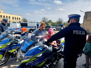 Policjanci wraz z dziećmi.