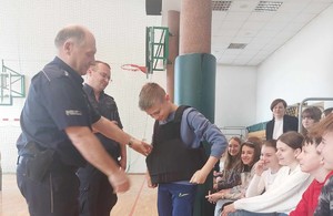 Policjanci podczas spotkania z młodzieżą.