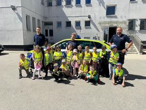 Policjanci wraz z dziećmi podczas wizyty w piotrkowskiej jednostce.