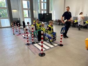 Policjanci wraz z dziećmi podczas wizyty w piotrkowskiej jednostce.