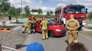 Policjanci oraz inni uczestnicy pikniku podczas imprezy na kąpielisku Słoneczko.