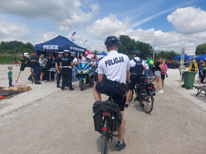 Policjanci oraz inni uczestnicy pikniku podczas imprezy na kąpielisku Słoneczko.