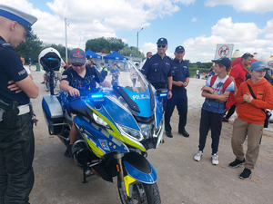 Policjanci oraz inni uczestnicy pikniku podczas imprezy na kąpielisku Słoneczko.