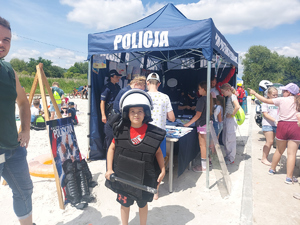 Policjanci podczas pikniku.