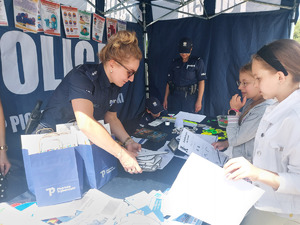 Policjanci podczas pikniku.