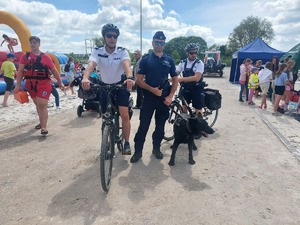 Policjanci podczas pikniku.