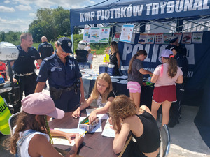 Policjanci podczas pikniku.