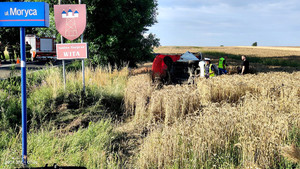 Policjanci podczas wykonywania czynności na miejscu zdarzenia.