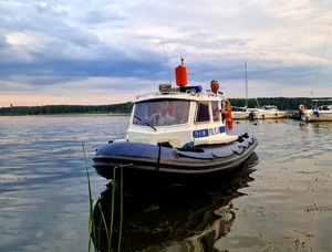 policjanci na terenach wodnych.