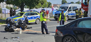 Policjanci podczas obsługi zdarzenia drogowego.