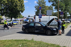 Policjanci podczas obsługi zdarzenia drogowego.