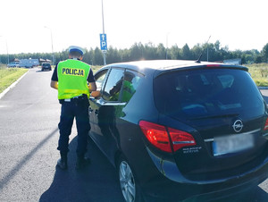 Policjanci podczas kontroli trzeźwości kierowców.