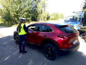 Policjanci podczas kontroli stanu trzeźwości kierowców.