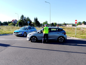 Policjanci podczas kontroli stanu trzeźwości kierowców.