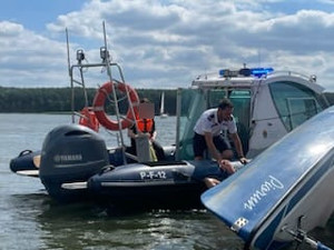 Policjanci podczas akcji ratunkowej.