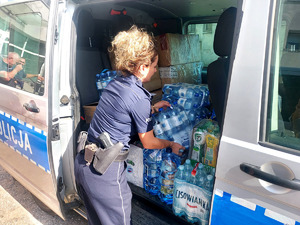 Policjanci podczas zbiórki dla powodzian.