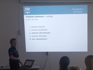 Policjanci i przedstawiciele poradni podczas spotkania.