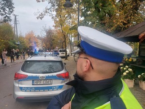 Policjant dbający o bezpieczeństwo przy nekropoliach.