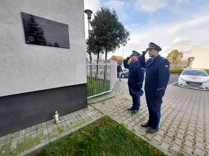 Komendanci podczas oddania hołdu.