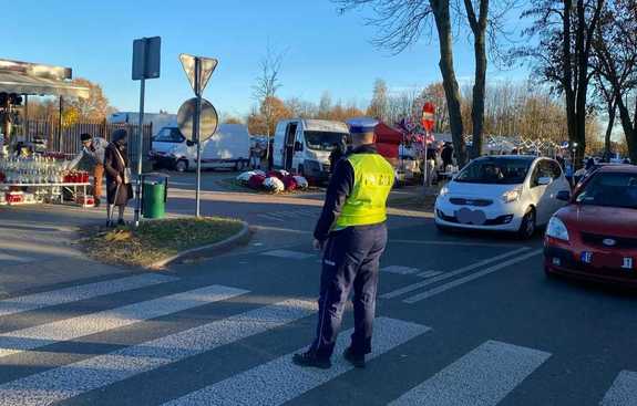 Policjant podczas służby w rejonie cmentarza.