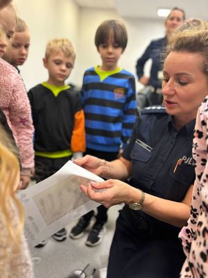 Policjantka wraz z przedszkolakami podczas wizyty.