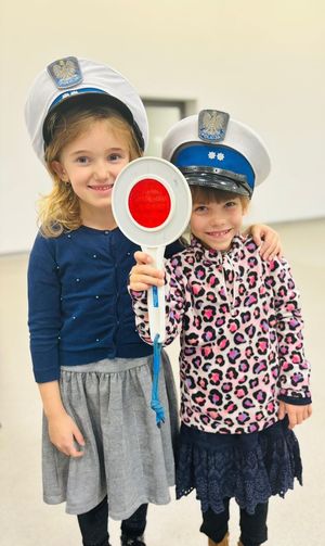 Policjantka wraz z przedszkolakami podczas wizyty.