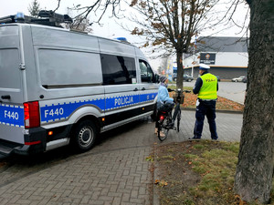 Policjanci podczas kontroli drogowej.