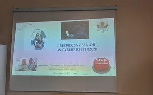 Policjanci podczas spotkania z seniorami.