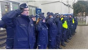 Policjanci podczas oddania hołdu.